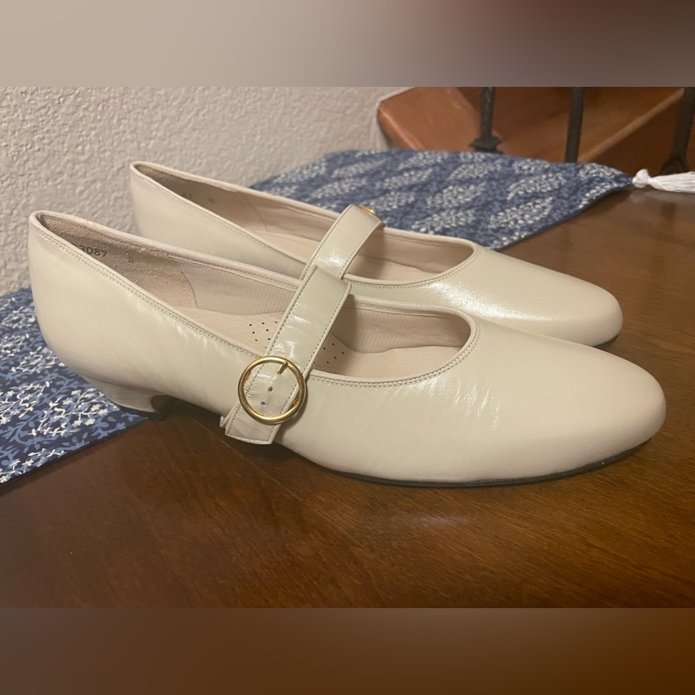 9.5 4AAAA Cream Dress Shoes